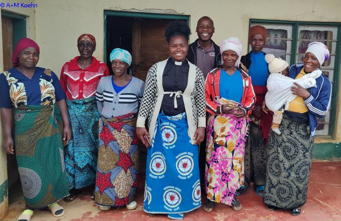 Pastorin Feliada Sanga (Mitte), Parish-Sekretär Peter Mwandola (hinten), Nathali Tweve (v.l.n.r., Diacony-Commity), Remika Sanga (Preacher aus Matundu), Oliva Mtula (Churchelder), Elizabeth Sanga (Chruchelder), Anitha Sanga (Frauenbeauftragte),Farida Ilomo (Diakonie-Sekretärin) mit dem jüngsten Kind der Pastorin.